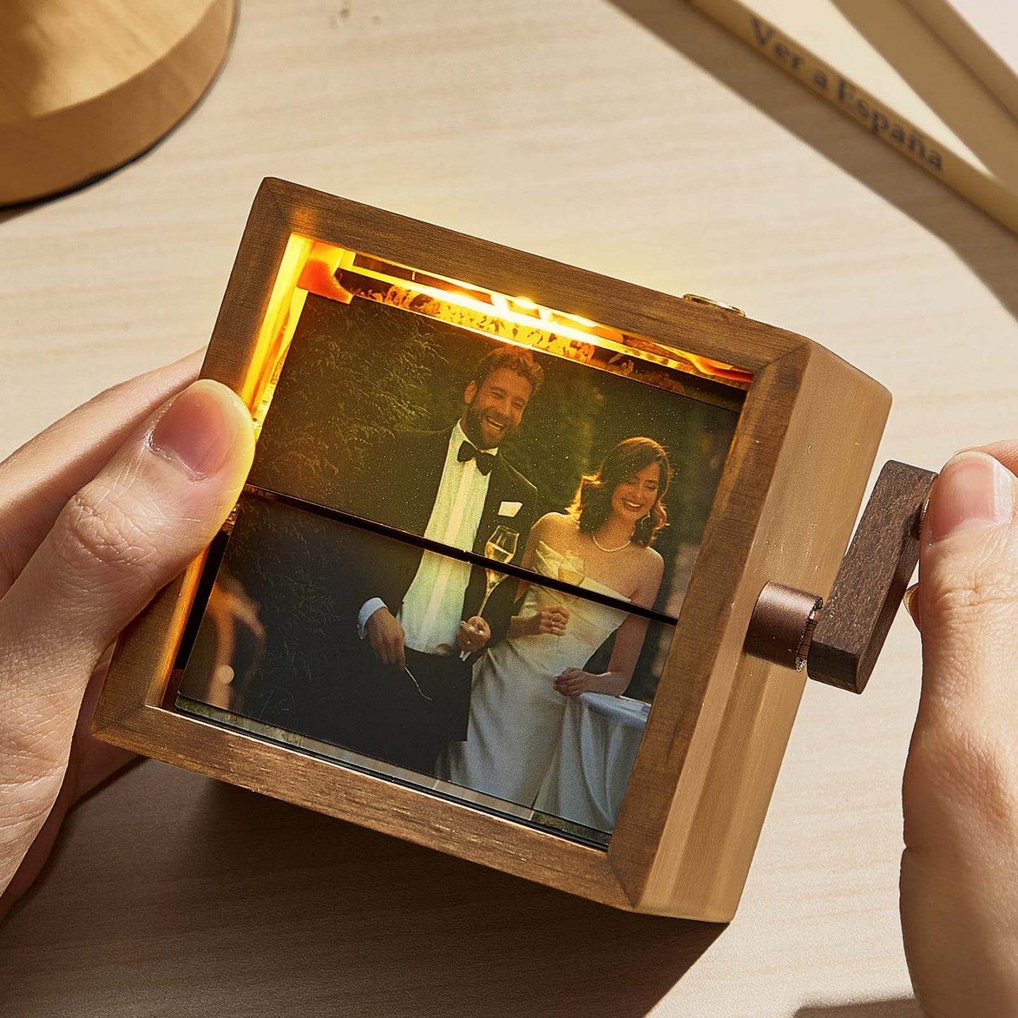 Porta-Retrato Flipbook Personalizado com Luz – Álbum Mecânico de Manivela para Presentes Incríveis de Dia das Mães