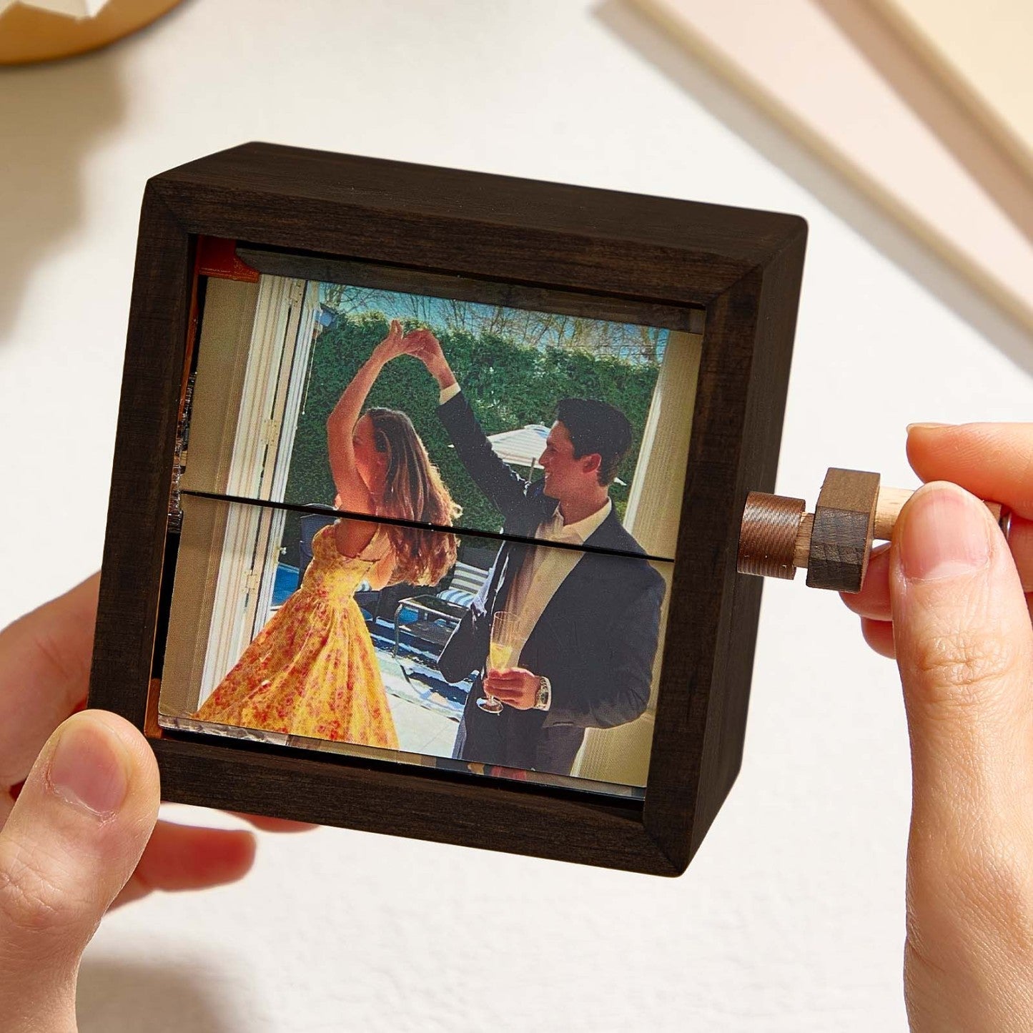 Porta-Retrato Flipbook Personalizado com Luz – Álbum Mecânico de Manivela para Presentes Incríveis de Dia das Mães