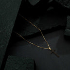 Colar Dourado de Cruz Cravejado de Pedra Natural Negra
