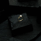 Anel Dourado Solitário com Pedra de Zircônia Pequena