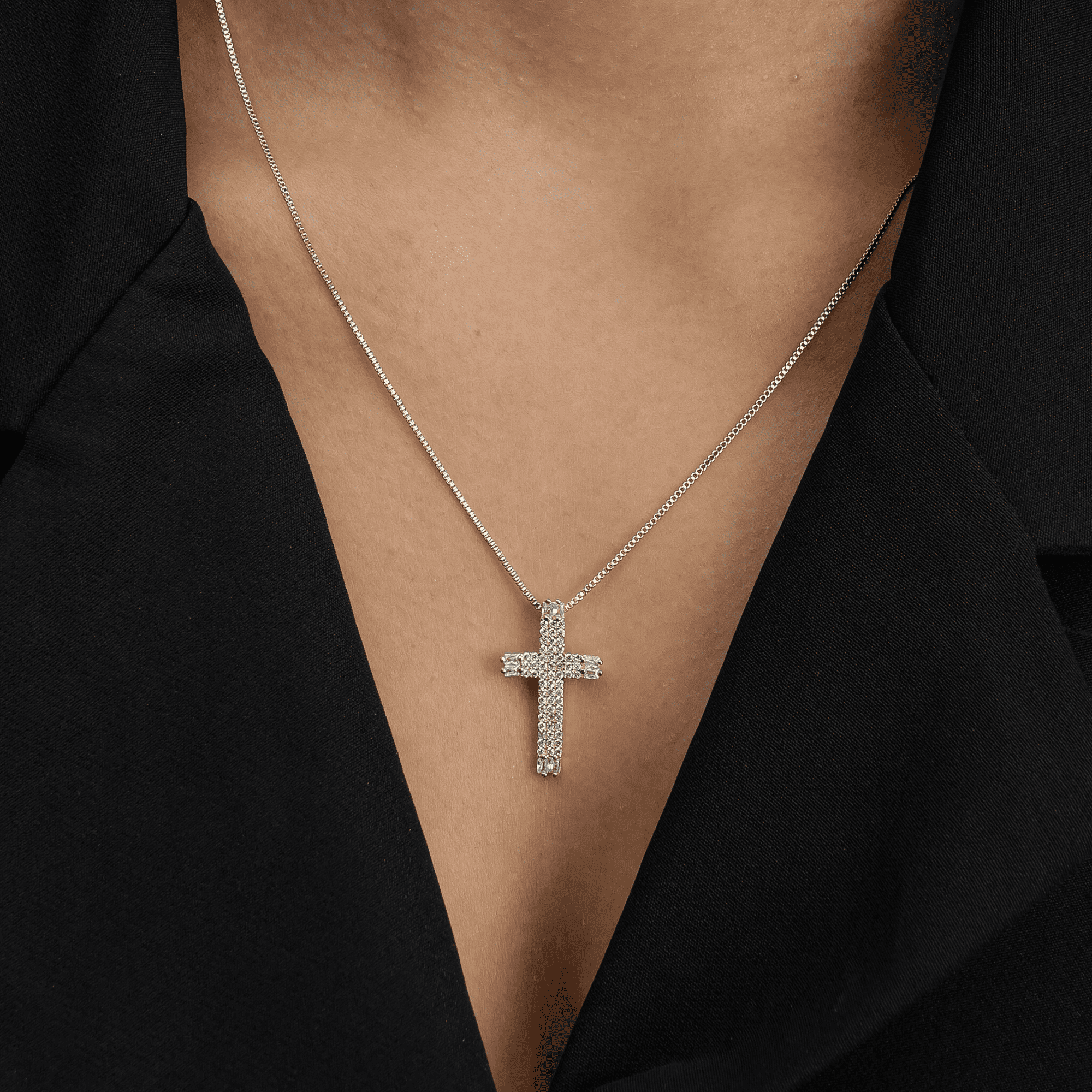 Colar Dourado de Cruz Cravejado de Zircônia